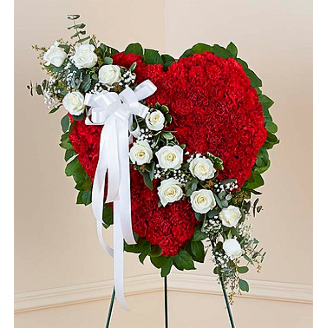Corona fúnebre Corazón de claveles rojos con rosas Blancas y lluvias -  Sofiflor